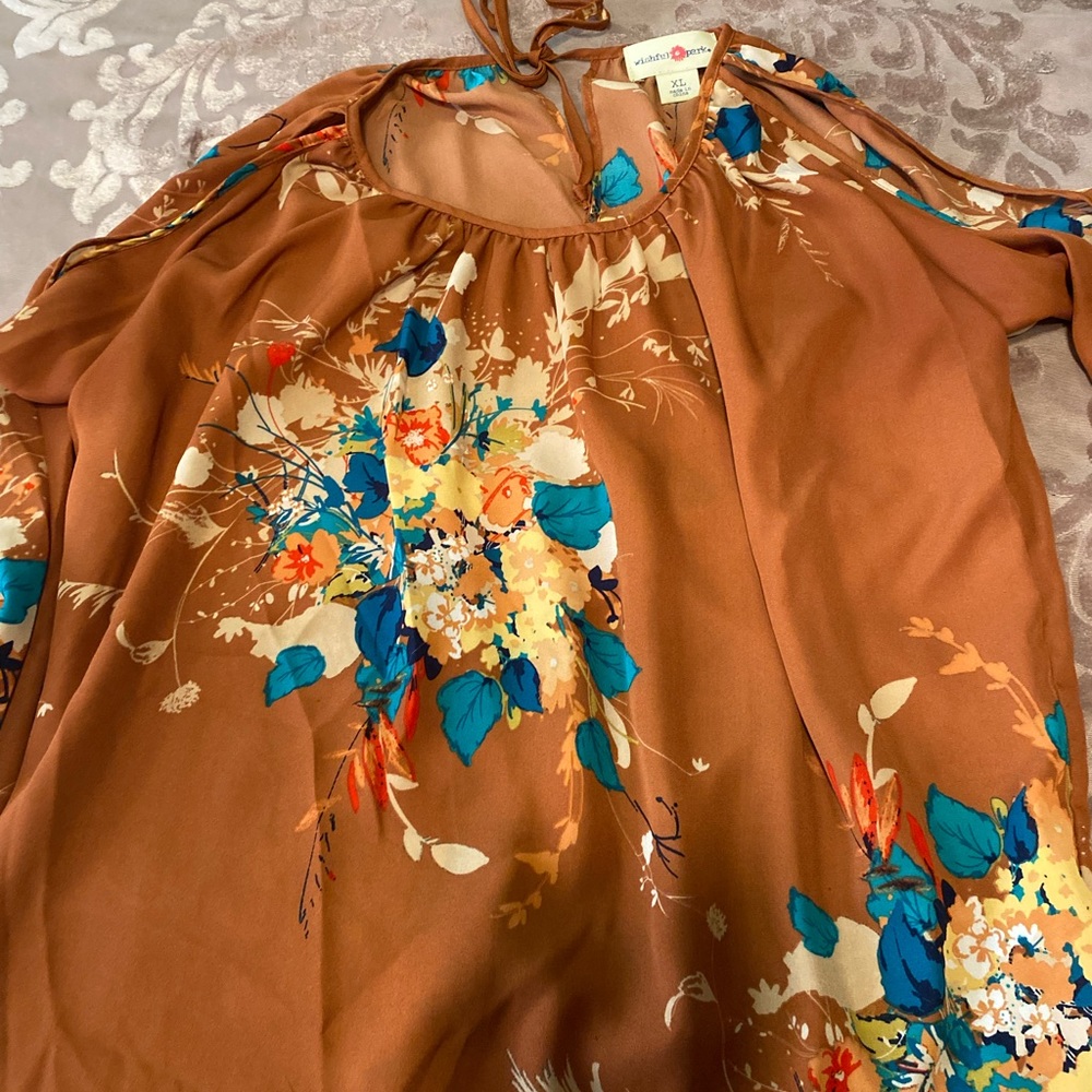 Beautiful floral blouse size xl